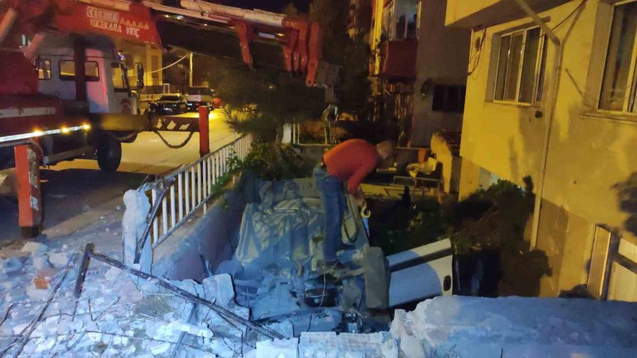 Alkollü Sürücü Aracıyla Apartmanın Bahçesine Uçtu