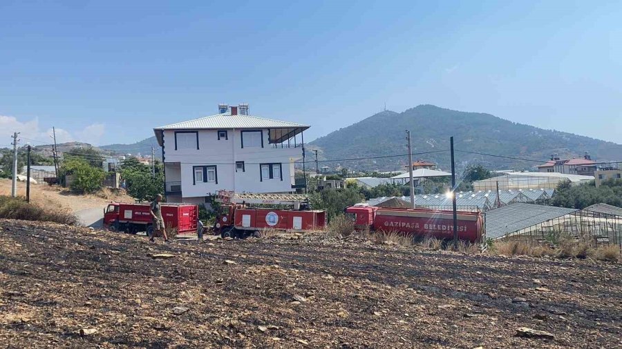 Okula Yakın Bölgede Çıkan Yangın Paniğe Neden Oldu