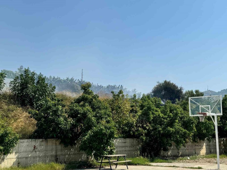 Okula Yakın Bölgede Çıkan Yangın Paniğe Neden Oldu