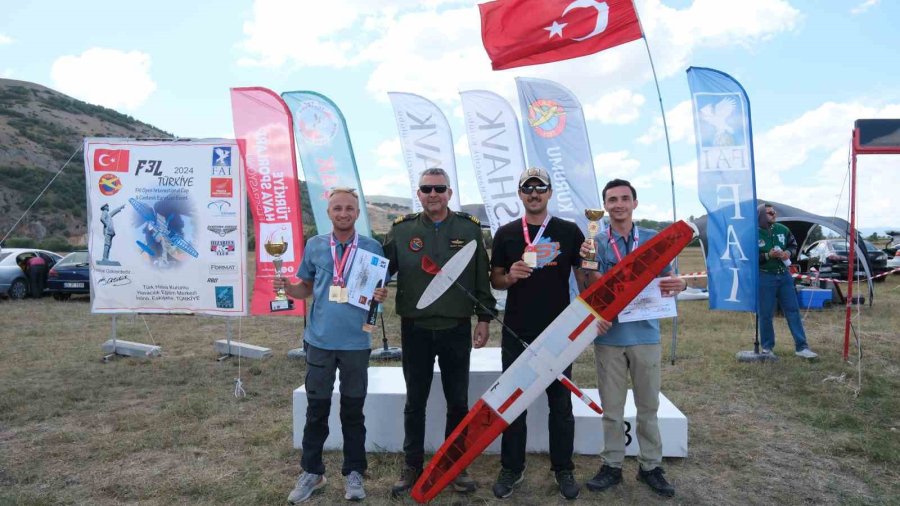 Eskişehir’de Düzenlenen Planör Şampiyonasında Renkli Görüntüler Oluştu