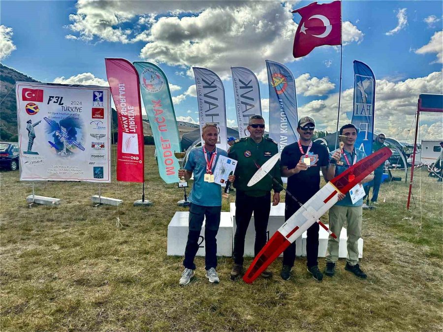 Eskişehir’de Düzenlenen Planör Şampiyonasında Renkli Görüntüler Oluştu