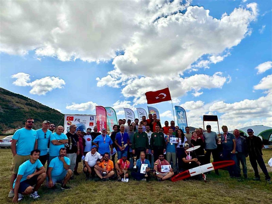 Eskişehir’de Düzenlenen Planör Şampiyonasında Renkli Görüntüler Oluştu
