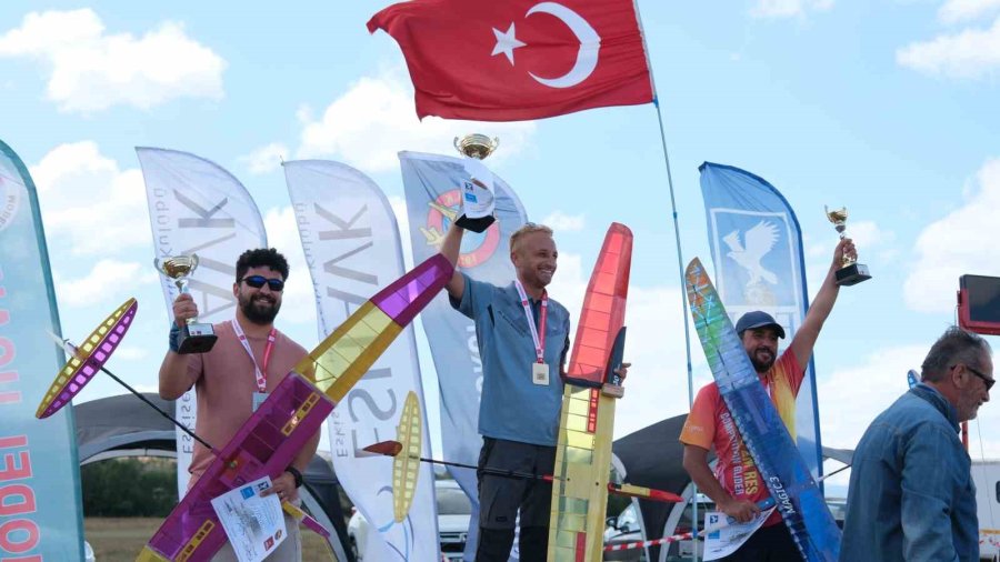 Eskişehir’de Düzenlenen Planör Şampiyonasında Renkli Görüntüler Oluştu
