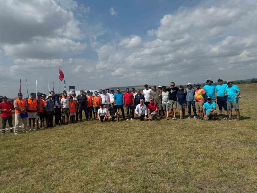 Eskişehir’de Düzenlenen Planör Şampiyonasında Renkli Görüntüler Oluştu