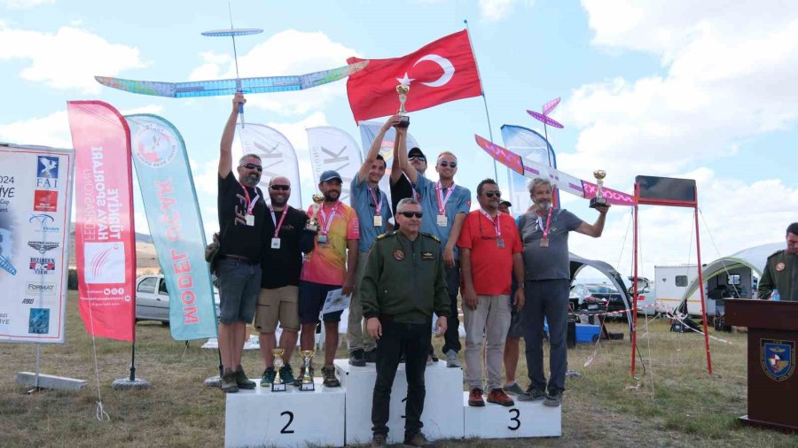 Eskişehir’de Düzenlenen Planör Şampiyonasında Renkli Görüntüler Oluştu