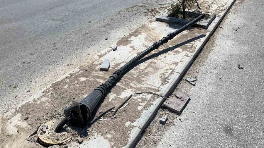 Otomobil Aydınlatma Direğini Devirdi: 2 Yaralı