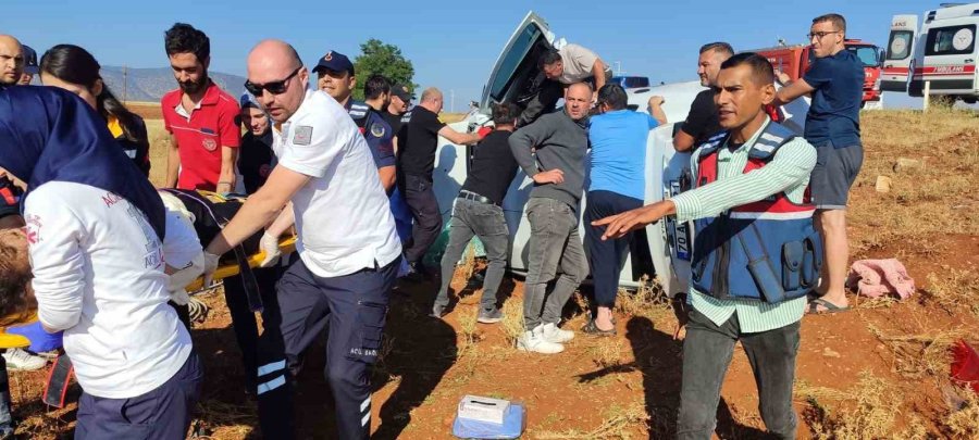 Otomobil Şarampole Takla Attı: 2’si Ağır 3 Yaralı