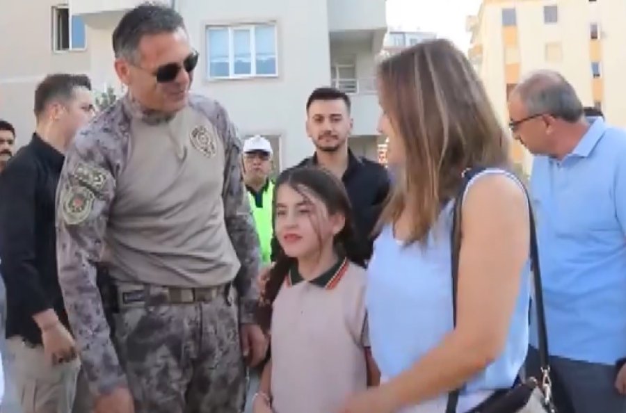 Emniyet Müdürü Gönülleri Isıttı, Şehit Kızını Okula Bıraktı