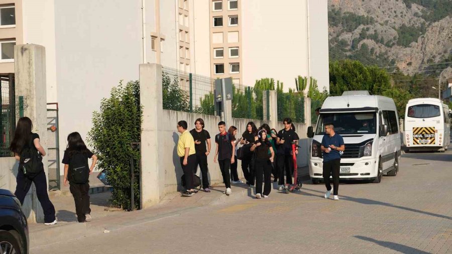 Kemer’de Lise Öğrencilerine Ücretsiz Servis İmkanı