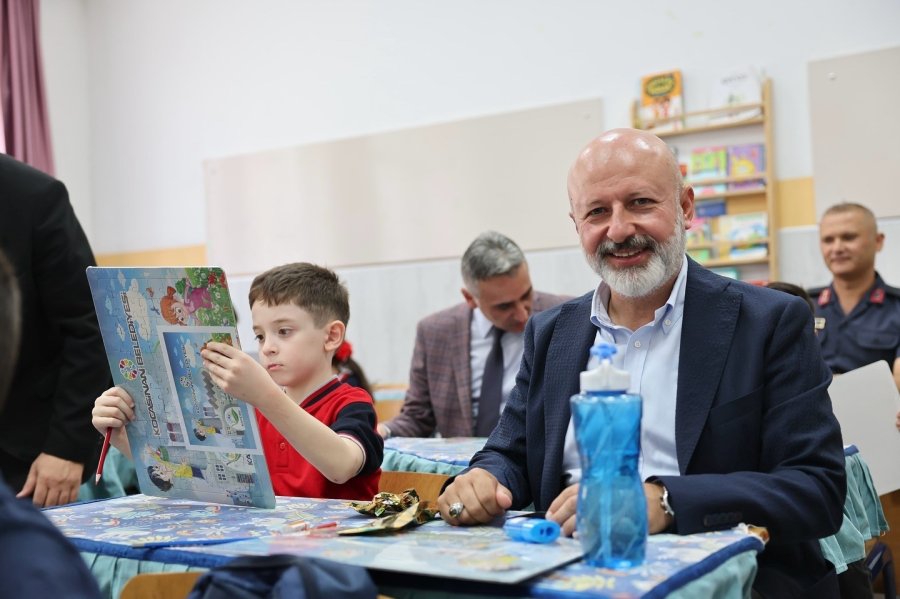 Başkan Çolakbayrakdar, 2024-2025 Eğitim Yılının İlk Ders Zilinde Öğrencilerle Buluştu