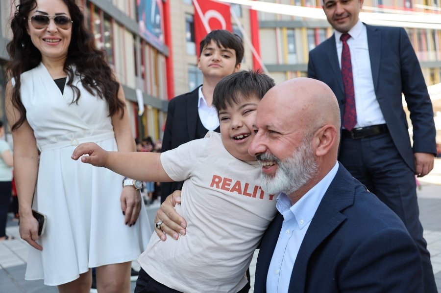 Başkan Çolakbayrakdar, 2024-2025 Eğitim Yılının İlk Ders Zilinde Öğrencilerle Buluştu