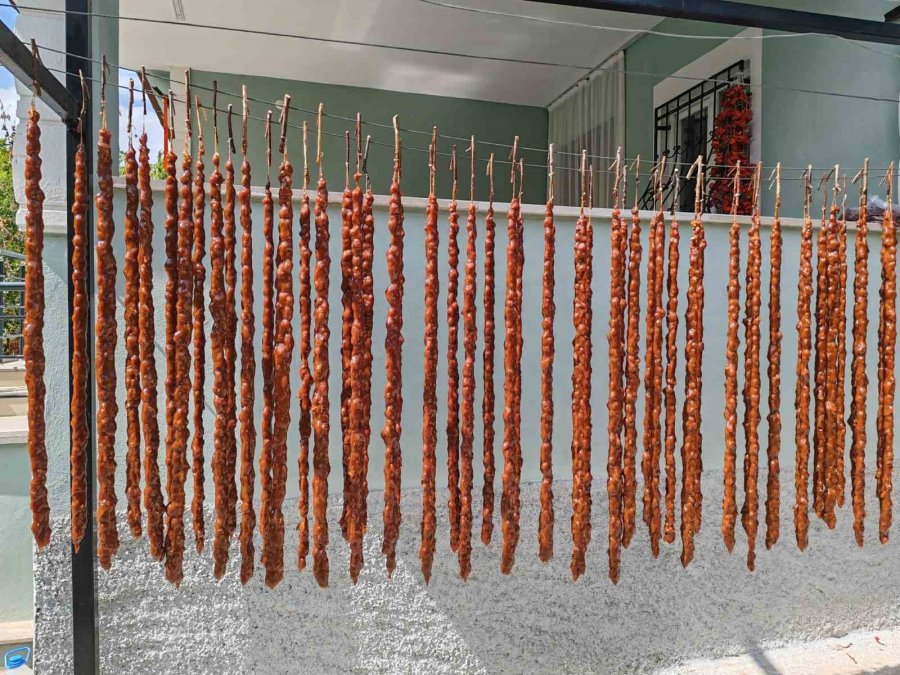 Halkapınar’da Cevizli Sucuk Yapımı Başladı