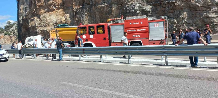 Korkuteli-antalya Karayolunda İki Tır Çarpıştı: 3 Yaralı