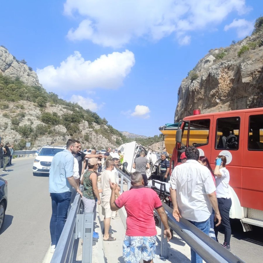 Korkuteli-antalya Karayolunda İki Tır Çarpıştı: 3 Yaralı