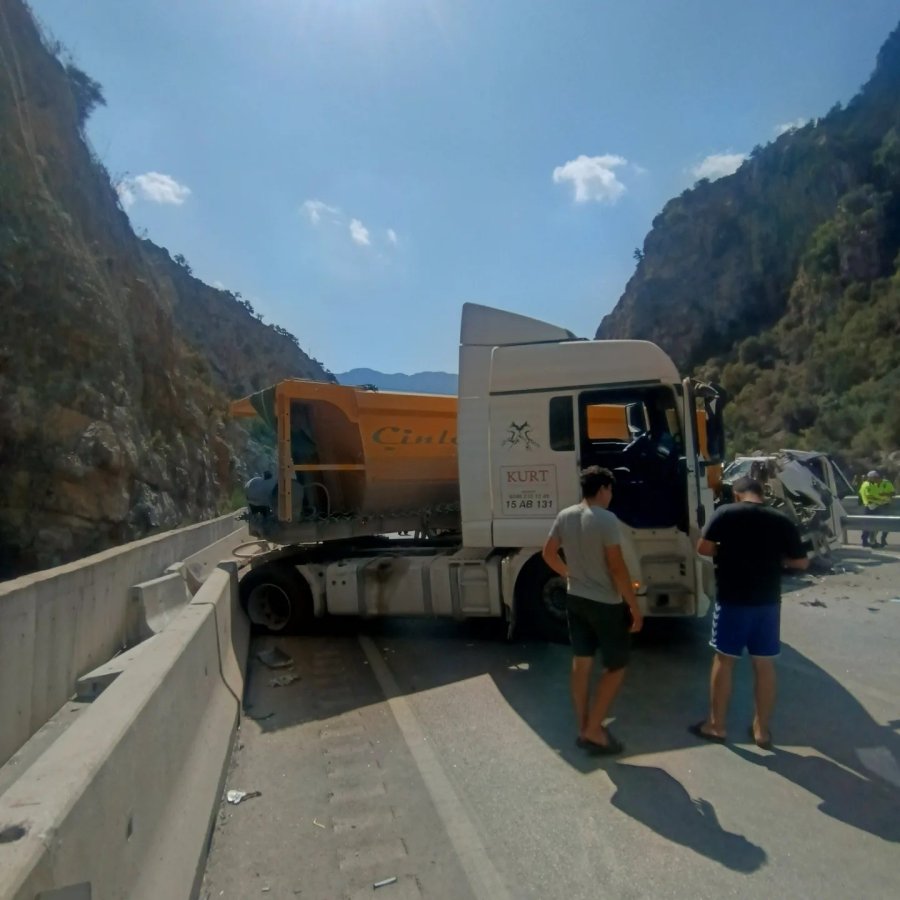 Korkuteli-antalya Karayolunda İki Tır Çarpıştı: 3 Yaralı