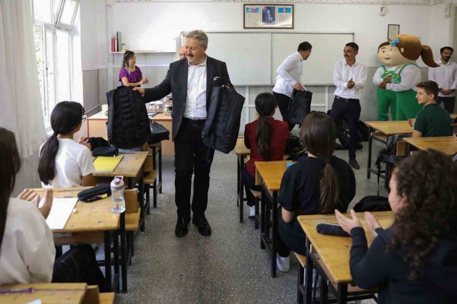 Başkan Palancıoğlu Eğitim-öğretimin İlk Gününde Öğrencileri Yalnız Bırakmadı