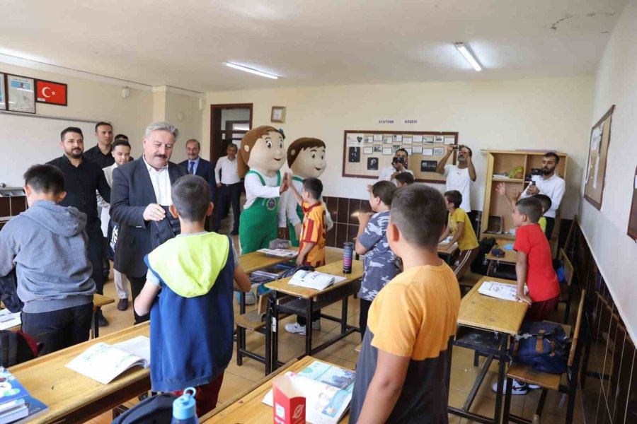 Başkan Palancıoğlu Eğitim-öğretimin İlk Gününde Öğrencileri Yalnız Bırakmadı