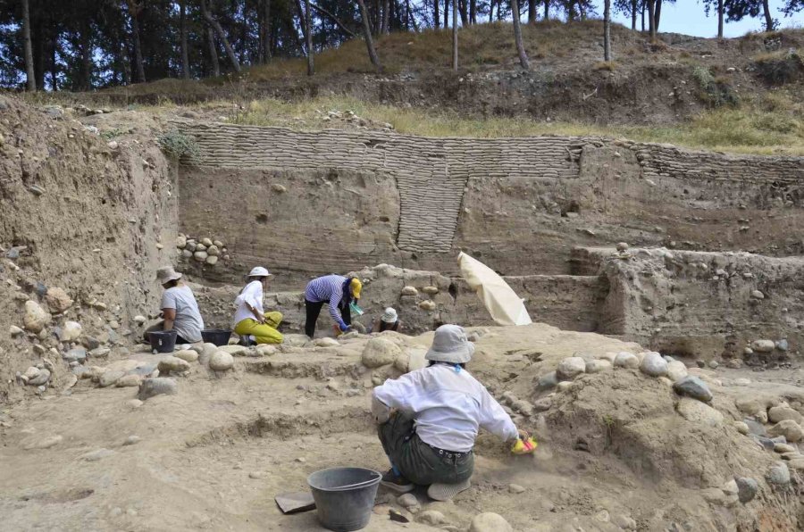 9 Bin Yıllık Höyükte Hitit Dönemi Sur İzlerine Rastlandı