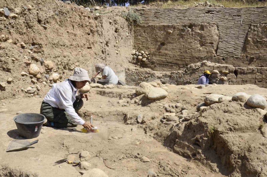 9 Bin Yıllık Höyükte Hitit Dönemi Sur İzlerine Rastlandı