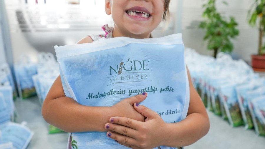 Niğde Belediyesi Bu Yıl Da Öğrencilere Forma Ve Kırtasiye Seti Hediye Etti