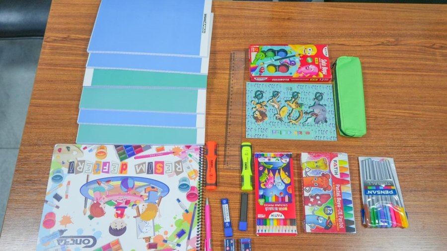 Niğde Belediyesi Bu Yıl Da Öğrencilere Forma Ve Kırtasiye Seti Hediye Etti