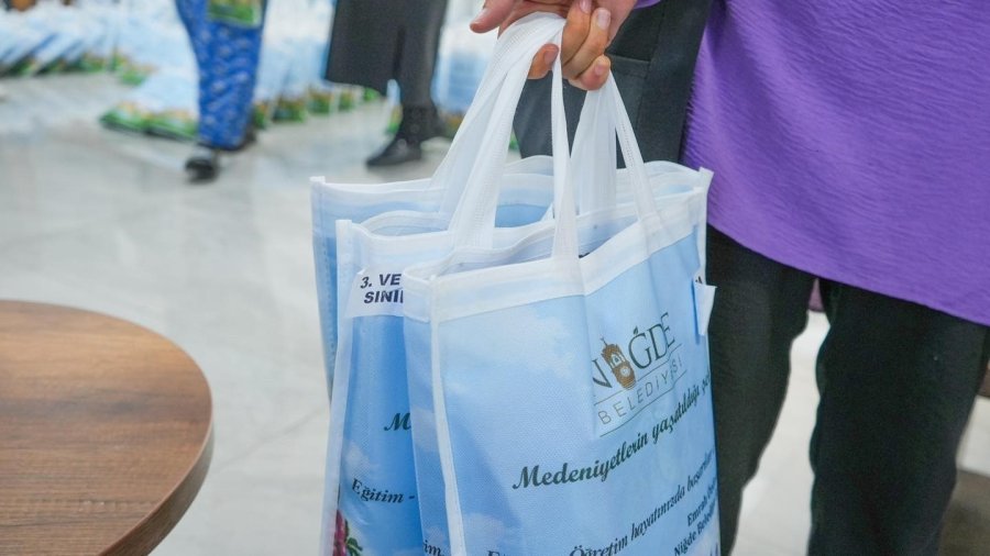 Niğde Belediyesi Bu Yıl Da Öğrencilere Forma Ve Kırtasiye Seti Hediye Etti