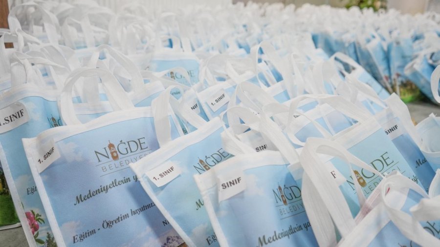 Niğde Belediyesi Bu Yıl Da Öğrencilere Forma Ve Kırtasiye Seti Hediye Etti