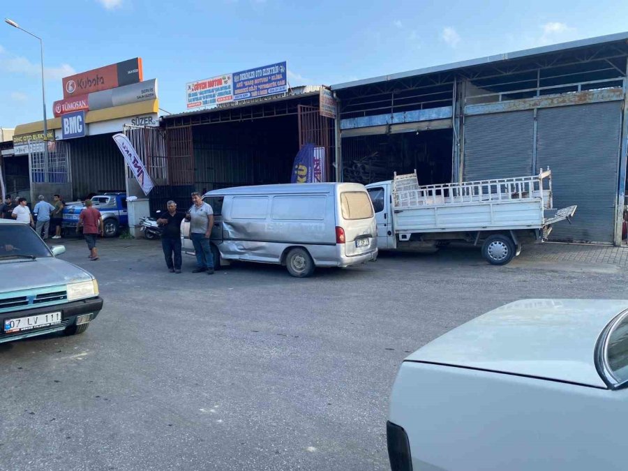 Kaza Yapan Ehliyetsiz Sürücü Polis Merkezine Sığındı