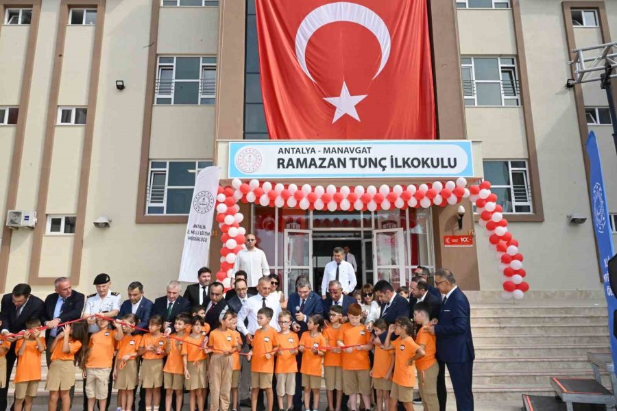 Antalya’da 514 Bin 888 Öğrenci, 38 Bin 266 Öğretmen Ders Başı Yaptı