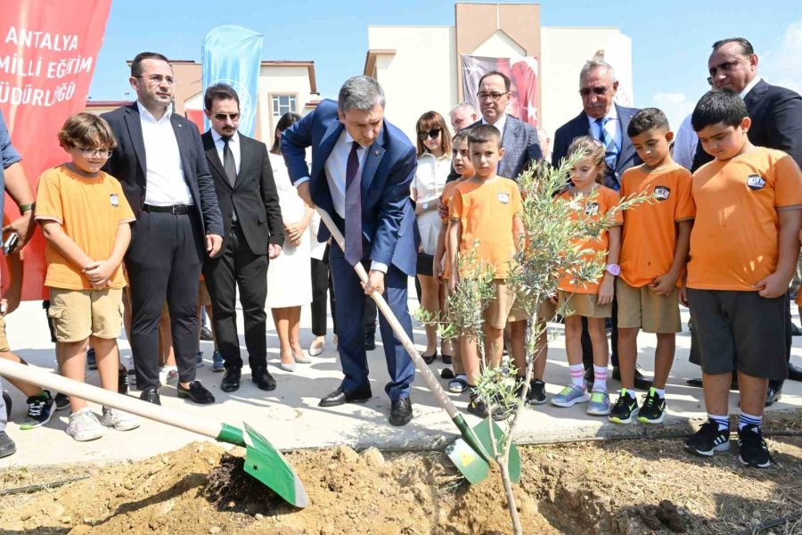 Antalya’da 514 Bin 888 Öğrenci, 38 Bin 266 Öğretmen Ders Başı Yaptı