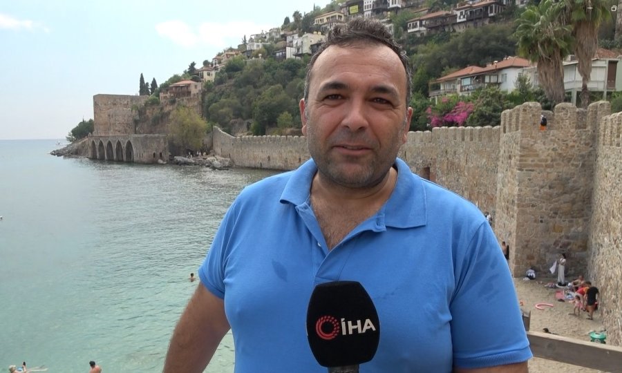 Alanya’da Denizde Şaşırtan Karşılaşma: Dev Carretta Caretta İle 1,5 Saat Yüzdüler