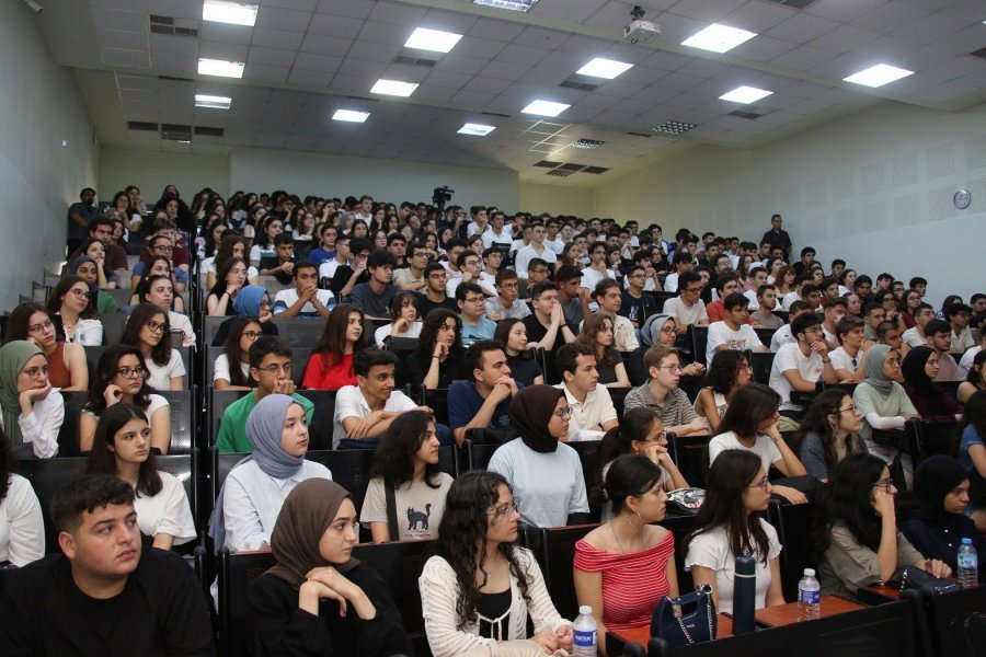 Akdeniz Üniversitesi Tıp Fakültesi’nde Hekim Adaylarına İlk Ders