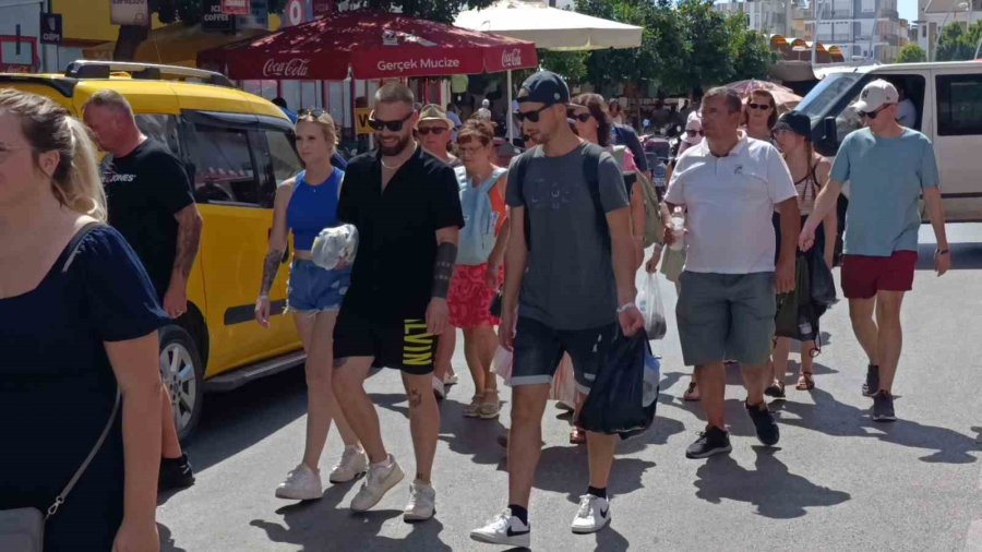 Pazara Turist Yağdı, Esnaf ’alışveriş Yapmıyorlar’ Diye Sitem Etti