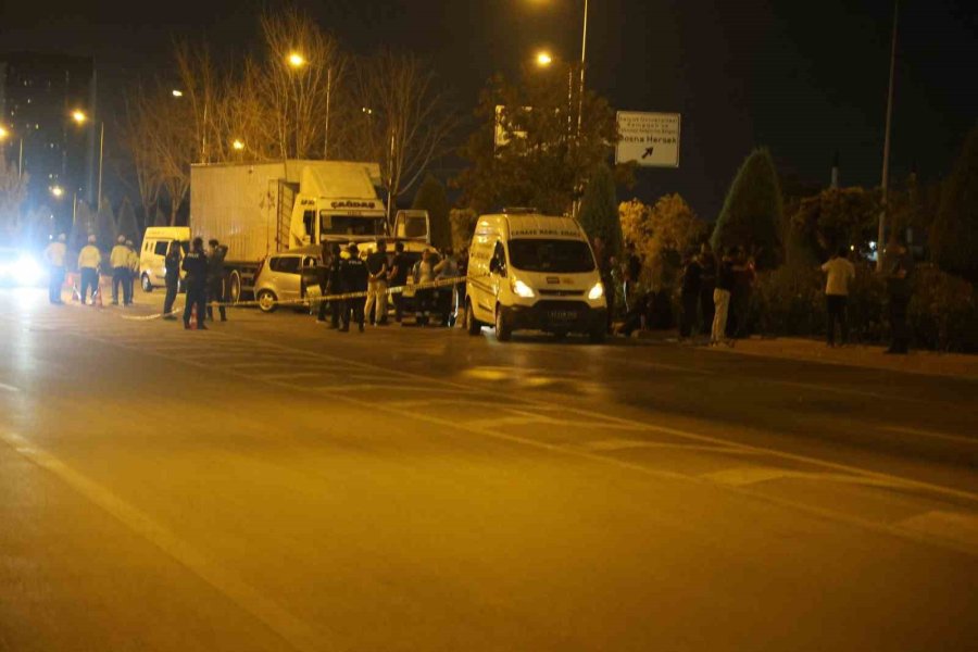 Kamyon İle Otomobil Çarpıştı, Otomobil Sürücüsü Kadın Hayatını Kaybetti