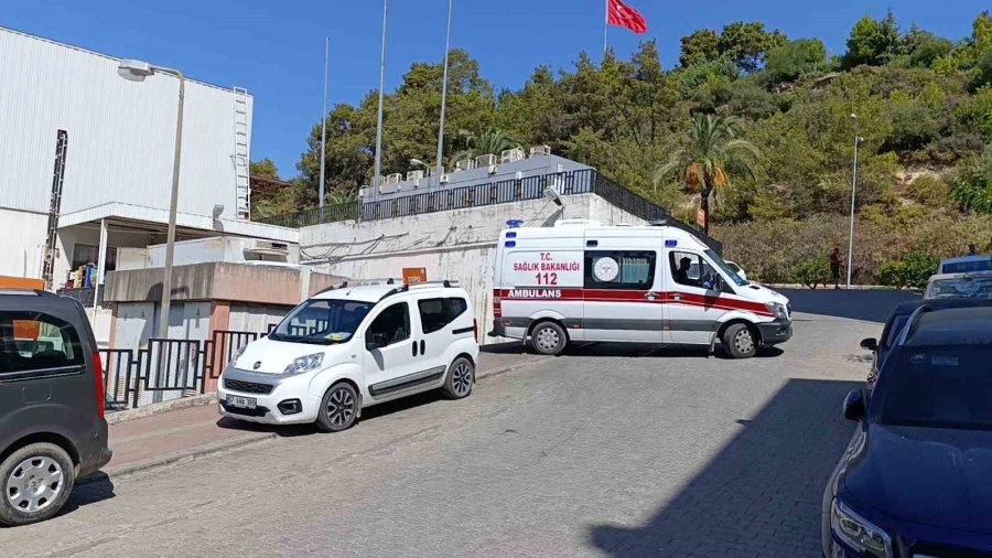 Rampa Aşağı Hareket Eden Aracı Durdurmak İsterken Hastanelik Oldu