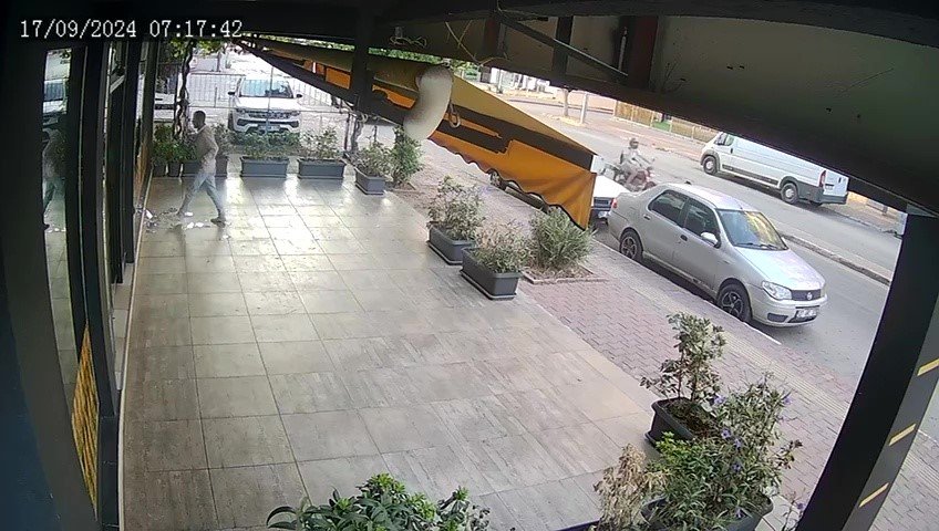 Camı Kırarak Baklavacıya Girdi, Devriye Gezen Ekibe Yakalandı