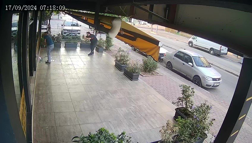 Camı Kırarak Baklavacıya Girdi, Devriye Gezen Ekibe Yakalandı