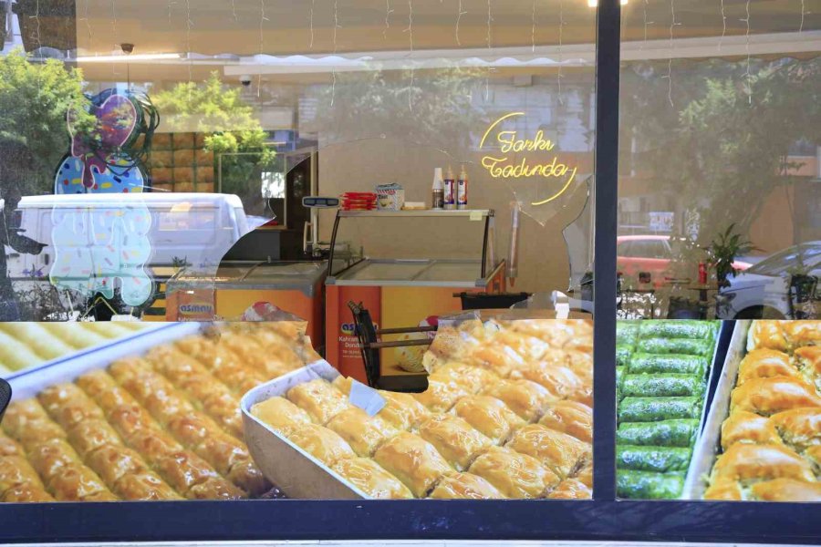 Camı Kırarak Baklavacıya Girdi, Devriye Gezen Ekibe Yakalandı