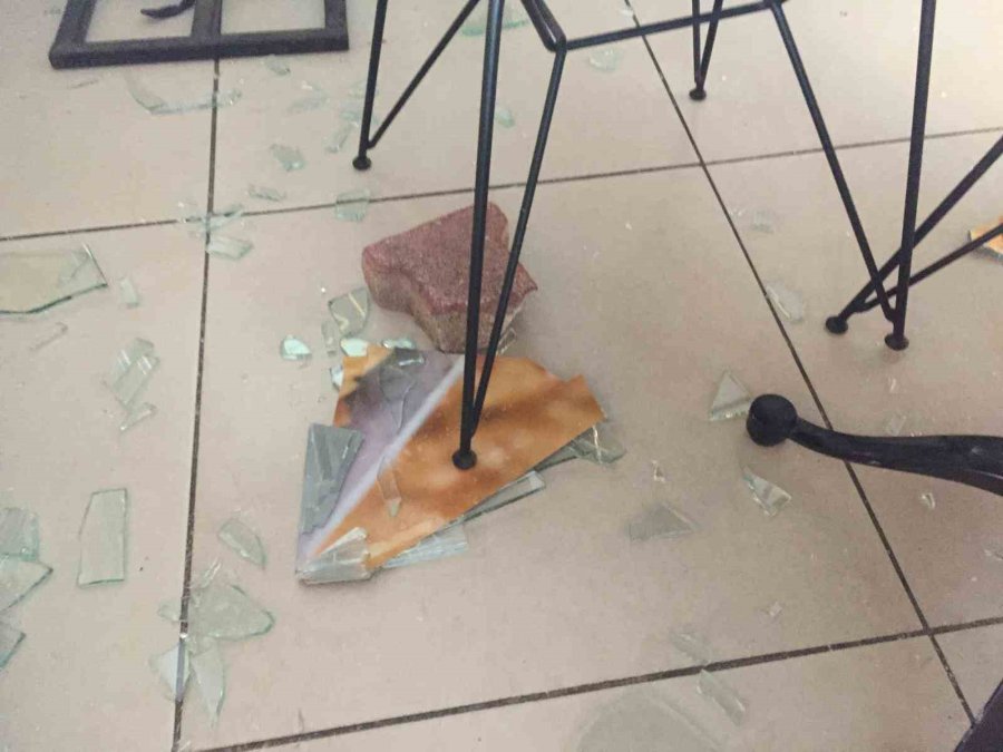 Camı Kırarak Baklavacıya Girdi, Devriye Gezen Ekibe Yakalandı