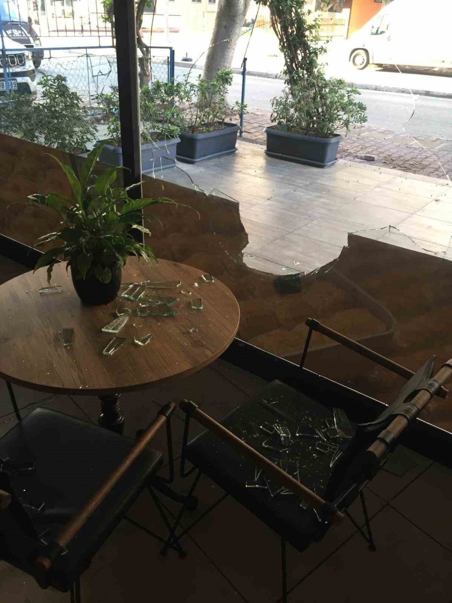 Camı Kırarak Baklavacıya Girdi, Devriye Gezen Ekibe Yakalandı