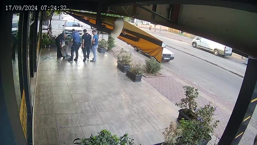 Camı Kırarak Baklavacıya Girdi, Devriye Gezen Ekibe Yakalandı