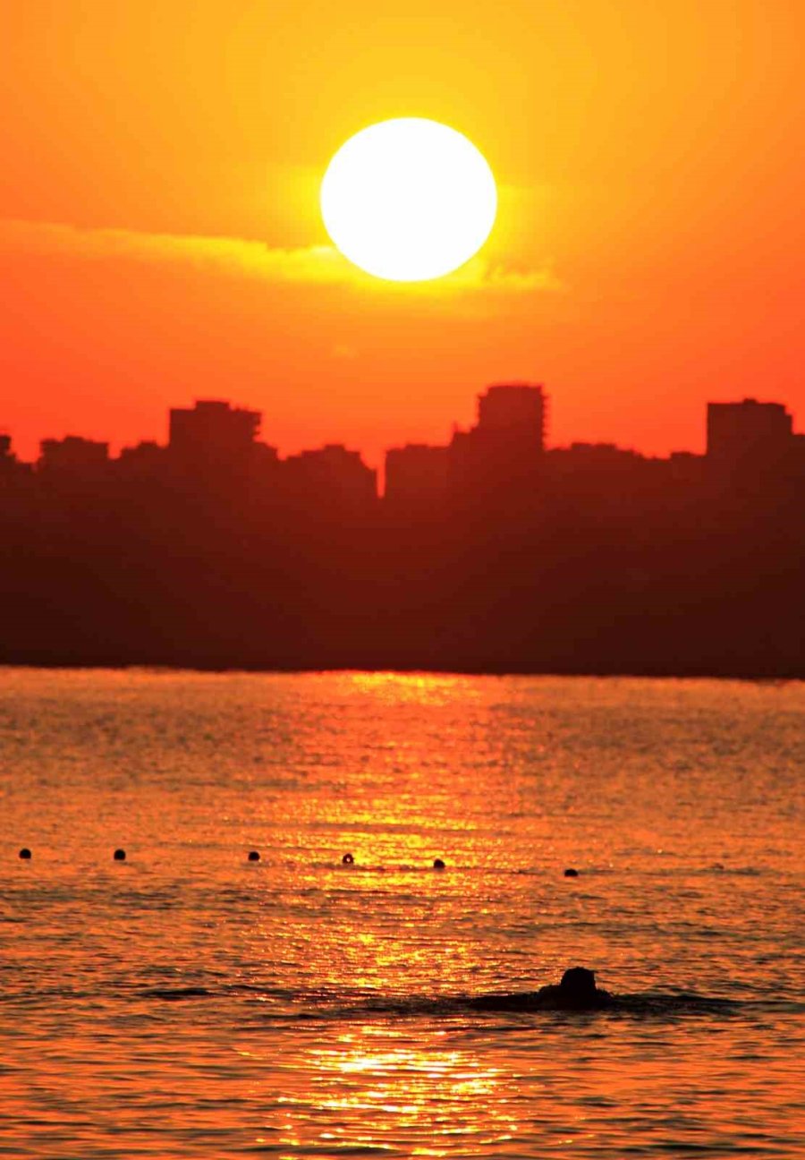 Güneşin Doğuşunu Denize Girerek Karşıladılar