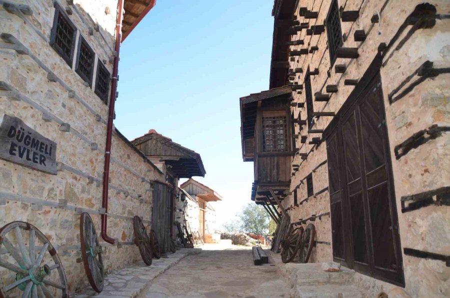 Antalya’nın 800 Yıllık Mahallesi Avrupalı Turistlerin Uğrak Noktası Oldu