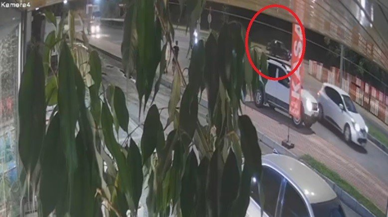 İş Yerine Tamir İçin Bırakılan Motosikleti Kaçırdı, Otomobile Çarpıp Kaçtı