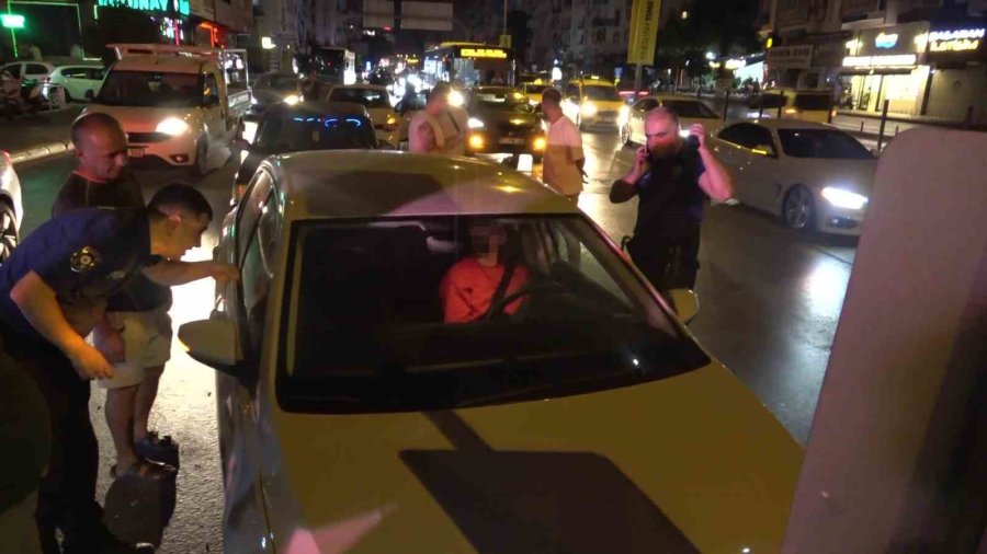 Kaza Yapıp Şoka Girdi, Kapıyı Açmak İçin Herkes Seferber Oldu