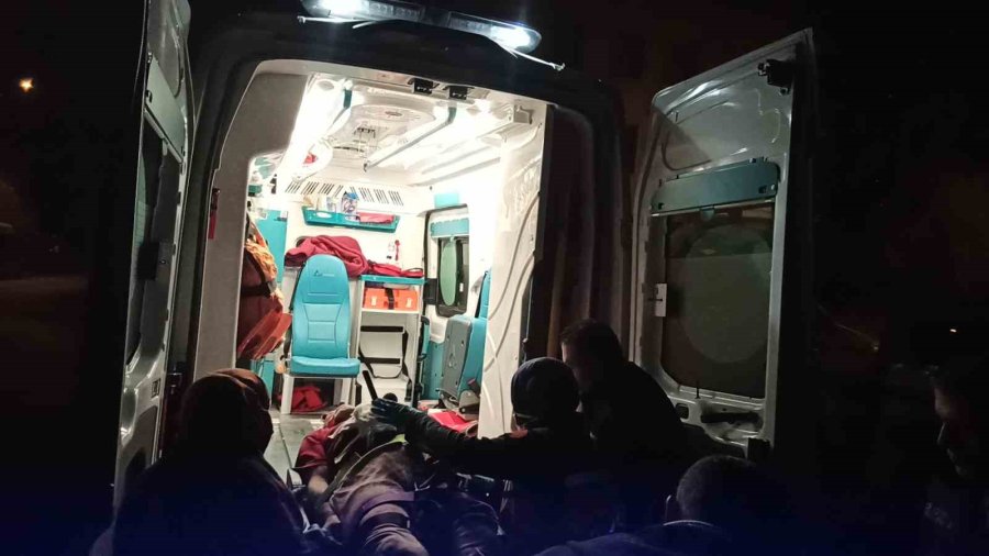 Karnına Sapladığı Bıçakla Hastaneye Kaldırıldı