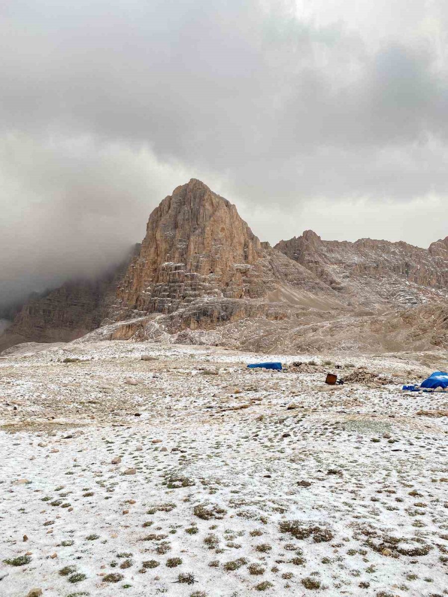 Mevsimin İlk Karı Aladağlar’ın Yüksek Kesimlerine Düştü