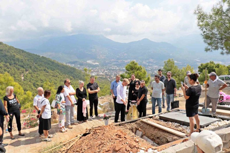 Türkiye Aşığı Alman Filozofun Eşi Hayatını Kaybetti