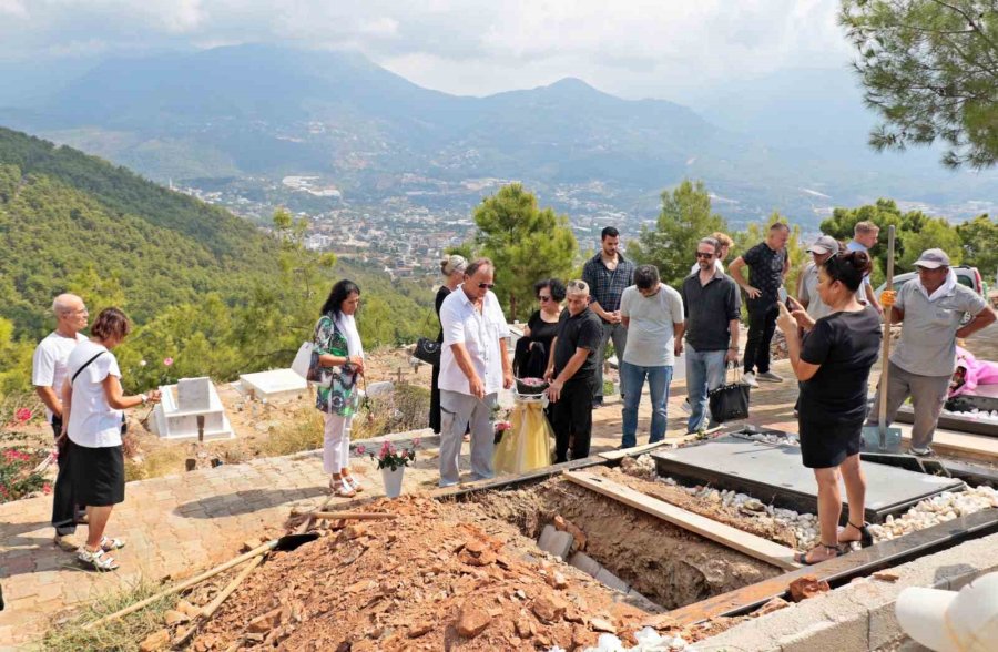 Türkiye Aşığı Alman Filozofun Eşi Hayatını Kaybetti
