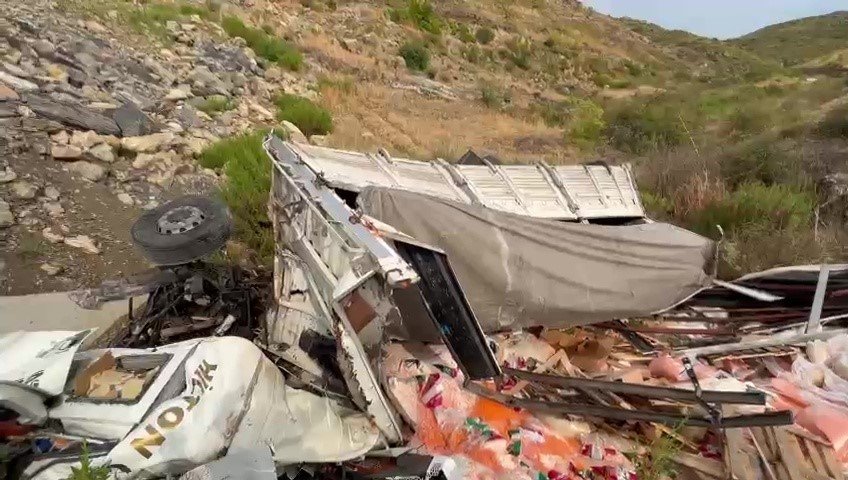 Kamyon Bariyerlere Çarpıp Devrildi: 1 Yaralı